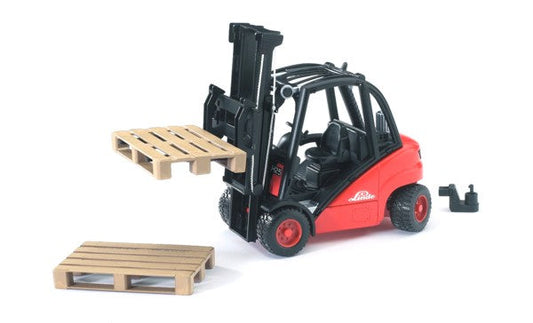 FORK LIFT WITH PALLETS