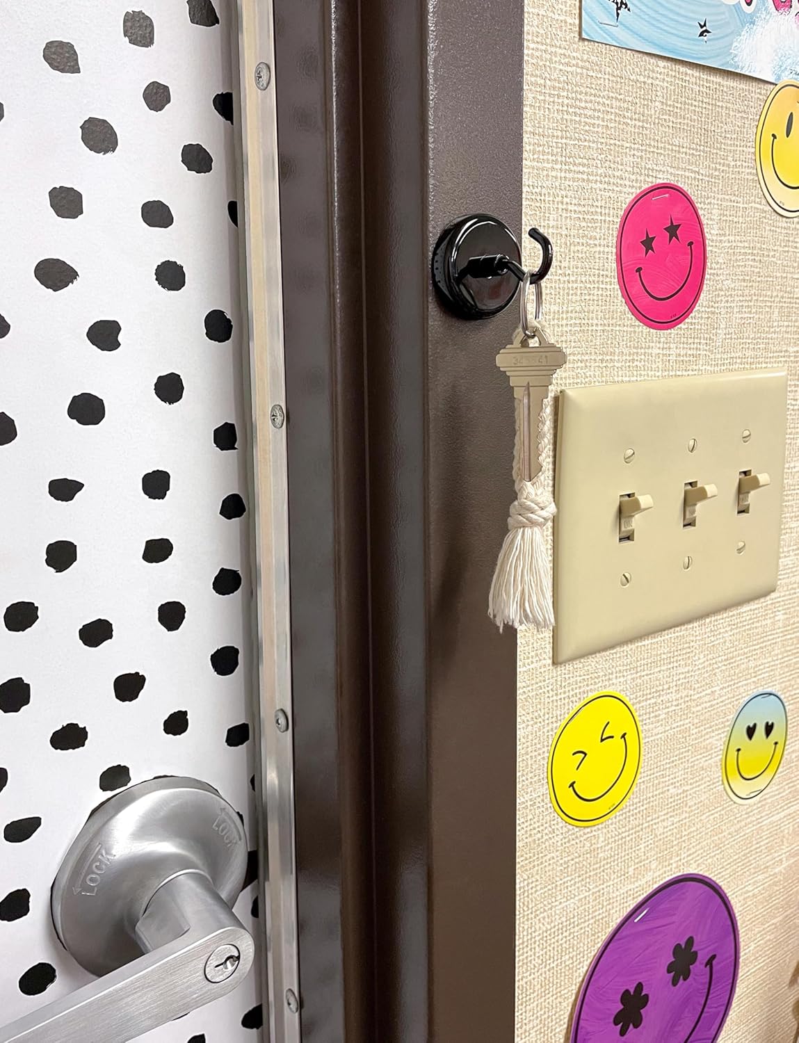 BLACK AND WHITE MAGNETIC HOOKS